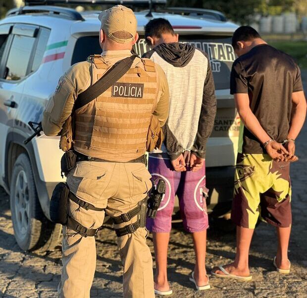 De Novo – Adolescentes de 15 e 17 anos furtam veículo em Navegantes e são apreendidos pela PM em Balneário Piçarras