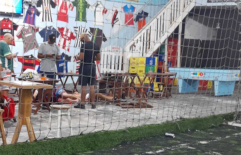 EM ITAJAÍ: TRÊS PESSOAS SÃO BALEADAS EM QUADRA DE FUTEBOL SOCIETY E EX- JOGADOR DO MARCÍLIO MORRE NO LOCAL