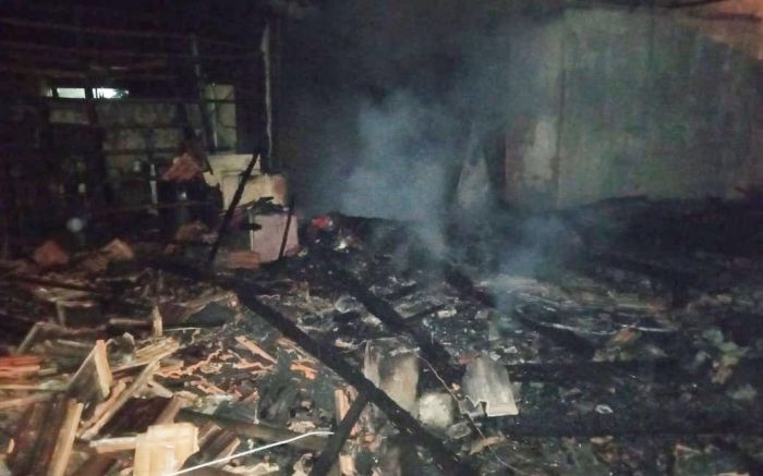 Quase Tragédia - Morador bota fogo na casa com cinco crianças dentro e apanha de vizinhos