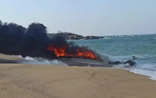 Nas Taquarinhas - Lancha incendeia e dois tripulantes são resgatados por pescadores em Balneário Camboriú