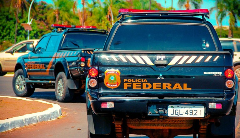 Operação da Polícia Federal desmonta vida de luxo e ostentação de narcotraficante em Porto Belo