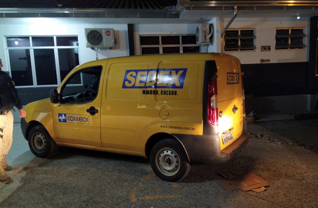 VIA SEDEX: PRF APREENDE 550 QUILOS DE MACONHA EM FIAT/DOBLO ADESIVADO A SERVIÇO DOS CORREIOS