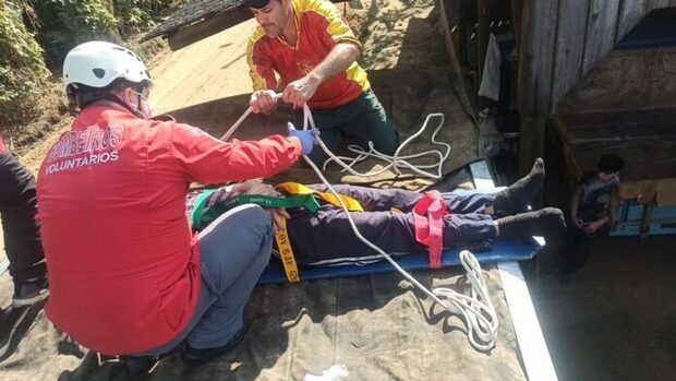 São João do Itaperiú – Trabalhador é prensado por viga em galpão em obras no bairro Santa Cruz