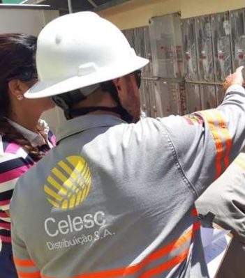 GOLPE CONFIRMADO: HOMEM DISFARÇADO DE FUNCIONÁRIO DA CELESC FURTA CARTÕES DE CRÉDITOS E 400 REAIS DE IDOSA DE 80 ANOS