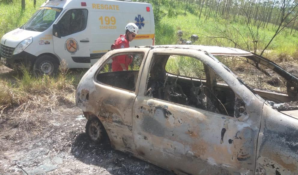 NO PORTA-MALAS: DOIS CORPOS SÃO ENCONTRADOS CARBONIZADOS EM PORTA-MALAS DE PALIO NO BAIRRO ESCALVADOS EM NAVEGANTES