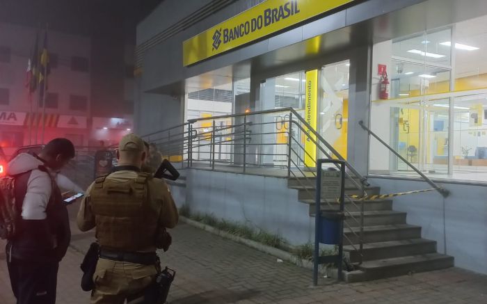 De Novo - Bandidos voltam a atacar Banco do Brasil para roubar armas e munições