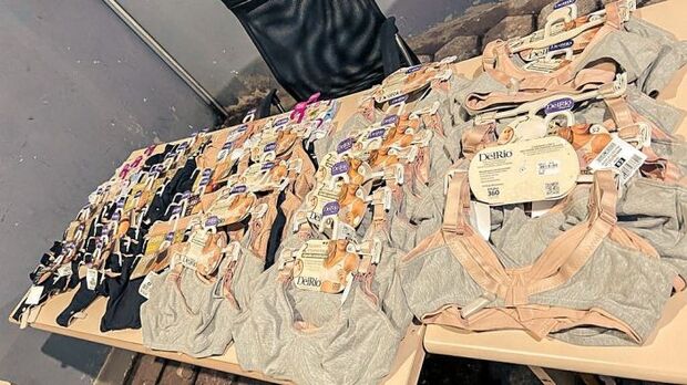 Escondeu na Mochila - Mulher é detida por furtar mais de 100 calcinhas e sutiãs nas lojas Americanas