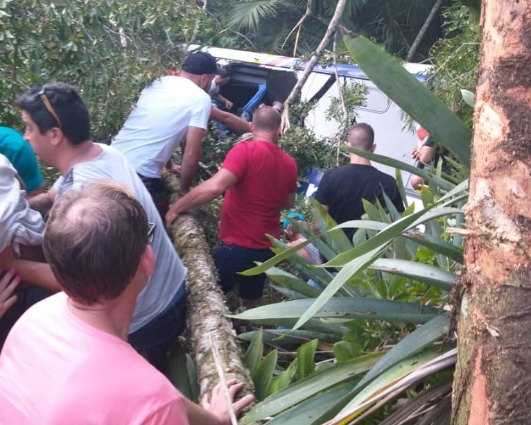 NA CURVA DO BRITADOR: MICRO-ÔNIBUS CAI EM RIBANCEIRA NA BR-280 E DEIXA 15 FERIDOS SENDO QUATRO EM ESTADO GRAVE