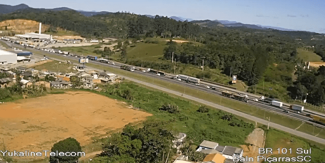 BR-101 – Rodovia fica parcialmente interditada após acidente entre caminhões no quilômetro 120