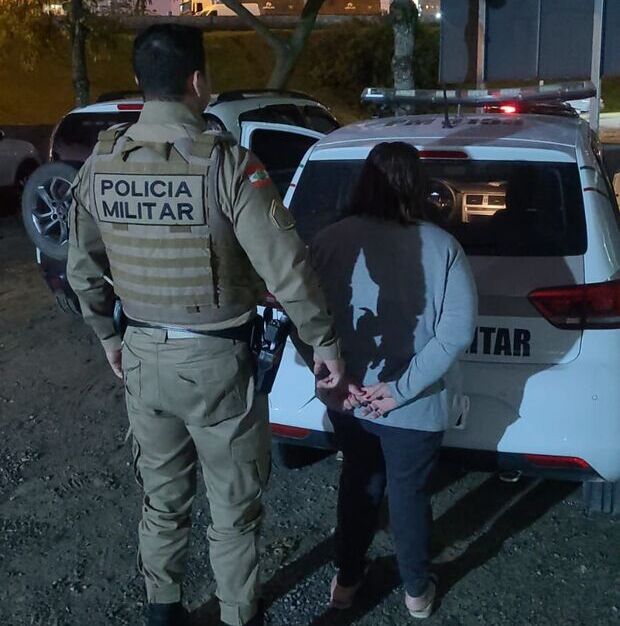 Balneário Piçarras – Mulher com mandado de prisão por porte ilegal de arma de fogo é presa no bairro Lagoa