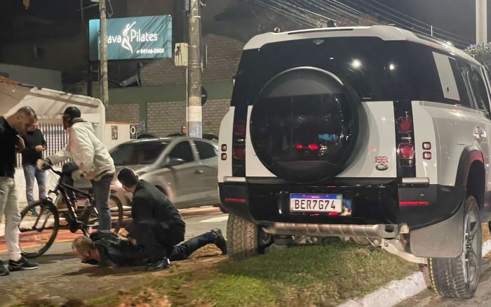 Balneário Camboriú - Motorista bêbado destrói canteiro e carro de luxo de R$ 500 mil
