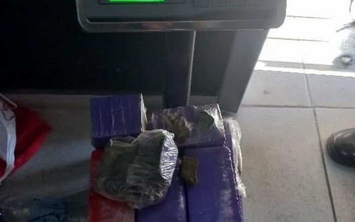 Itajaí – Mulher escondia 18 quilos de maconha debaixo da pia