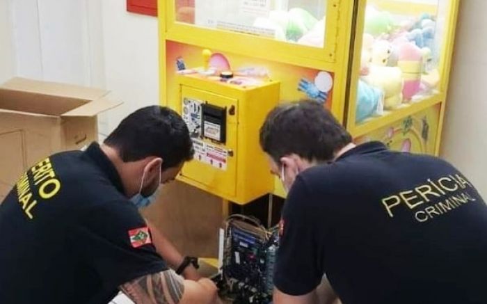 Sacanagem - Pinça de máquina de bichinhos pelúcia enganava a galera