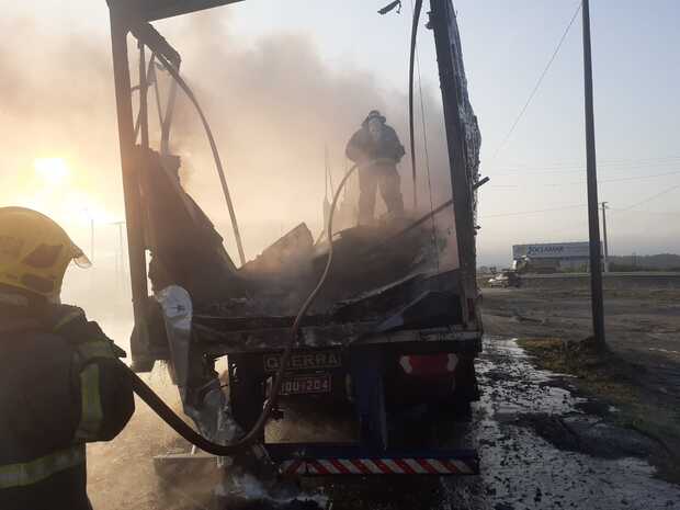 Navegantes – Incêndio destrói reboque de caminhão na BR-470
