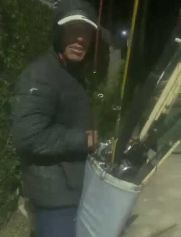 Pescador de Araque – Homem é flagrado furtando residência na Rua Bonfim no bairro Itacolomi, em Balneário Piçarras