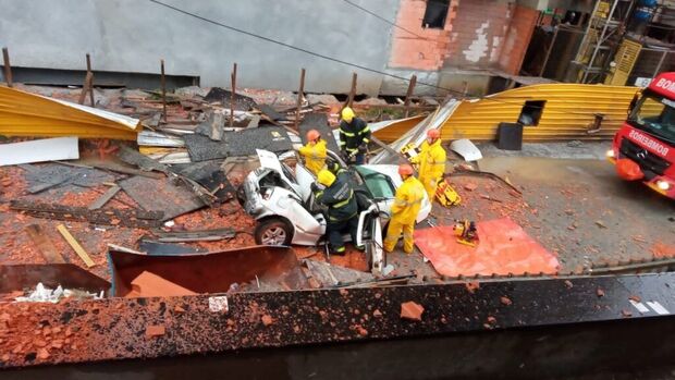Ciclone Extratropical - Motorista sofre traumatismo após coluna de concreto cair sobre carro em Balneário Piçarras