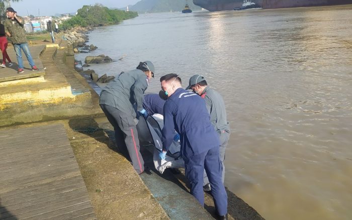 No Rio Itajaí-açu - Corpo aparece boiando ao lado do ferry boat em Navegantes
