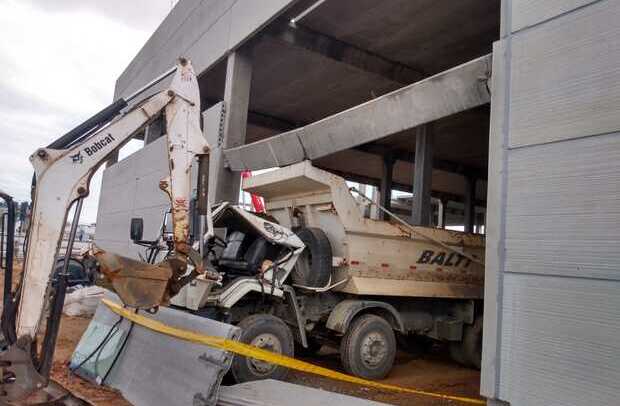 Itajaí – Placa de concreto de galpão em construção cai na cabine de caminhão da Baltt e motorista sofre lesões leves