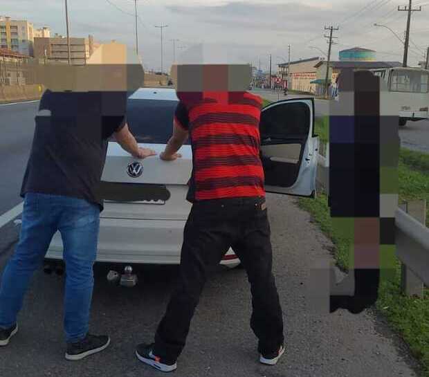 Barra Velha - Dois homens e uma mulher são presos por furto de veículo no bairro Tabuleiro na marginal leste da BR-101