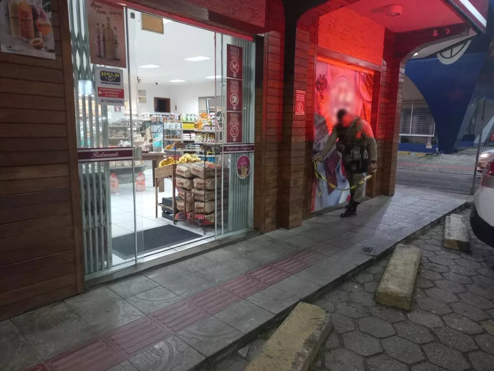 Confusão - Morador de rua é baleado por PM da reserva em frente a padaria de Itajaí