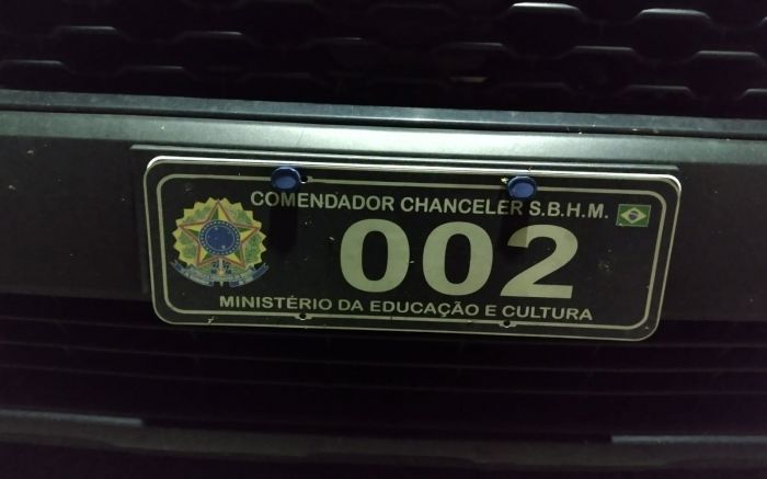 Comendador fake - Falso ‘comendador chanceler’ troca placas do carro e acaba preso em Porto Belo