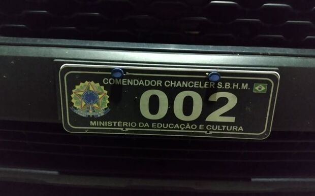 Comendador fake - Falso ‘comendador chanceler’ troca placas do carro e acaba preso em Porto Belo