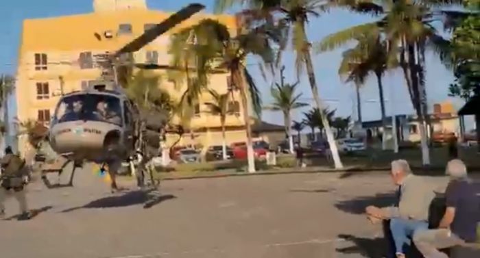 Na Praça Lauro Carneiro de Loyola: Desconhecido tenta se jogar contra helicóptero da PM em Barra Velha