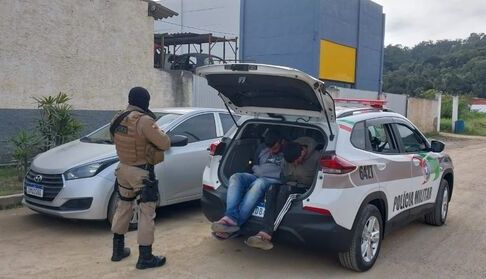Balneário Piçarras – Dupla é presa na Variante com carro roubado em Navegantes