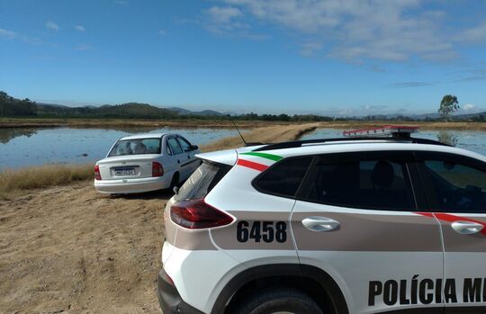 Balneário Piçarras – Veículo roubado é recuperado pela PM na divisa com Navegantes