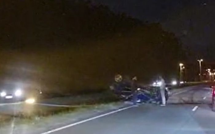 Penha - Carro capota na rodovia Transbeto e ocupantes saem ilesos