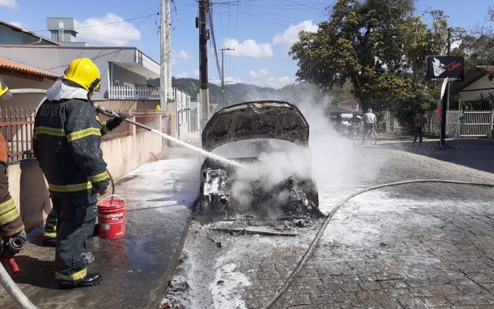 Navegantes - Peugeot é destruído por incêndio no bairro praia de Gravatá