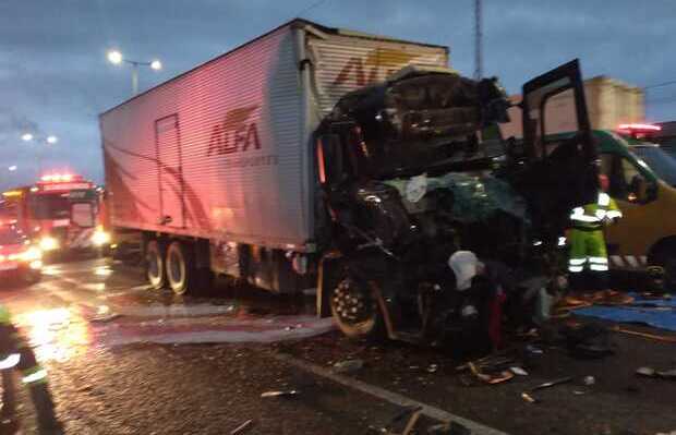 Na BR-101 - Motorista fica prensado em cabine em acidente em Balneário Piçarras