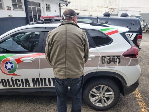 Flagrante – Homem é preso na frente da prefeitura de Barra Velha com carro furtado em Balneário Piçarras