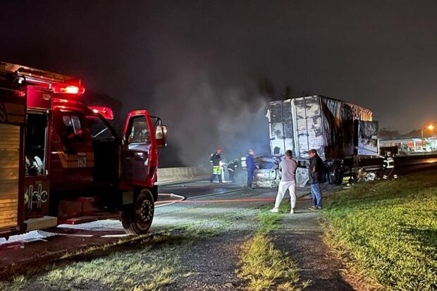 Na BR-101 - Motorista morre carbonizado ao bater na traseira de caminhão em Araquari