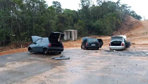 Desova – Três Corsas furtados são encontrados depenados no bairro Porto Escalvados, em Navegantes