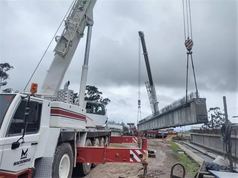 Navegantes - Novo viaduto sobre BR-101 recebe primeiras vigas
