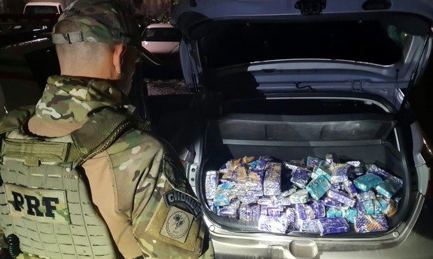 Na BR-101 - PRF apreende 224 kg de maconha e recupera carro roubado em Joinville