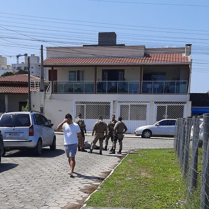 Susto – Homem armado com faca invade creche e ameaça professores e alunos em Camboriú