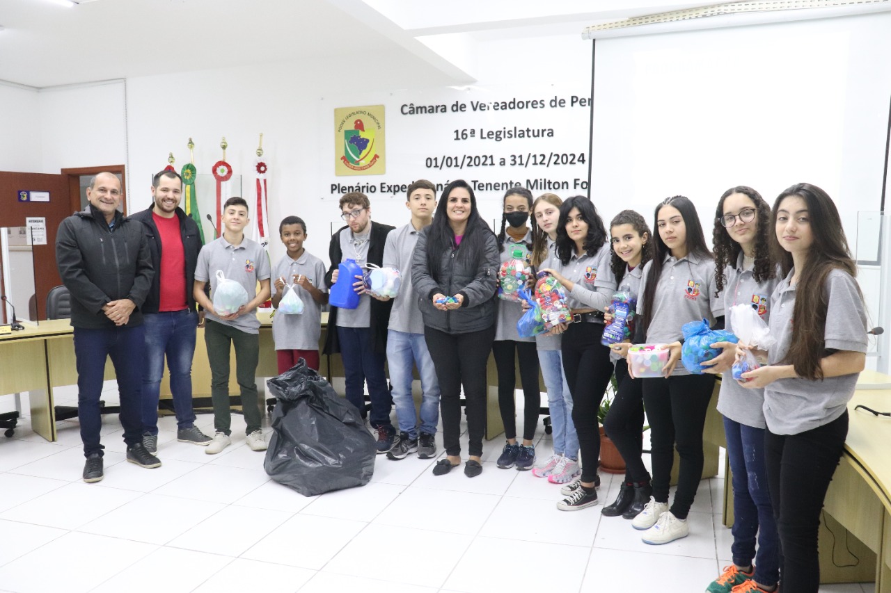 Jovens parlamentares entregaram tampinhas plásticas para a Adote Penha