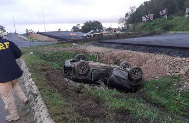 Navegantes – Carro bate em poste e capota na BR-470 no bairro Volta Grande