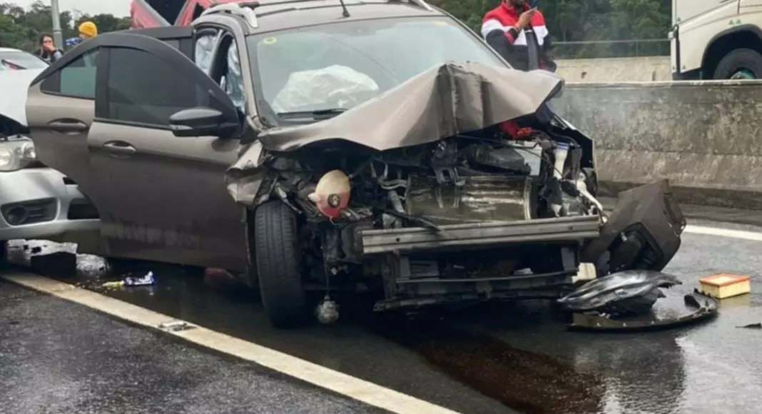 Lentidão - Dois acidentes deixam o trânsito lento na BR-101, em Joinville