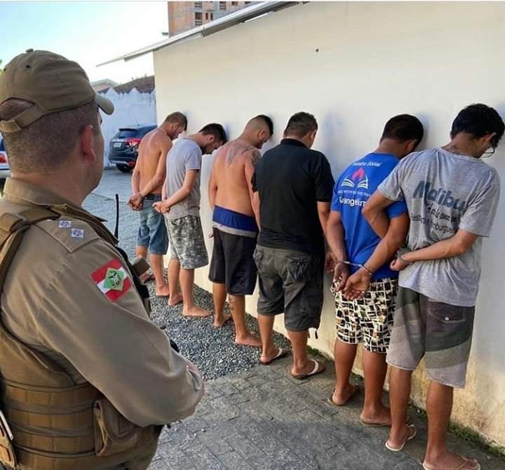 Em Penha: Nove homens são presos com 125 quilos de maconha