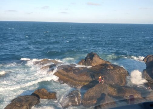 Bombinhas - Homem desaparece após cair no mar durante pescaria na praia da Sepultura