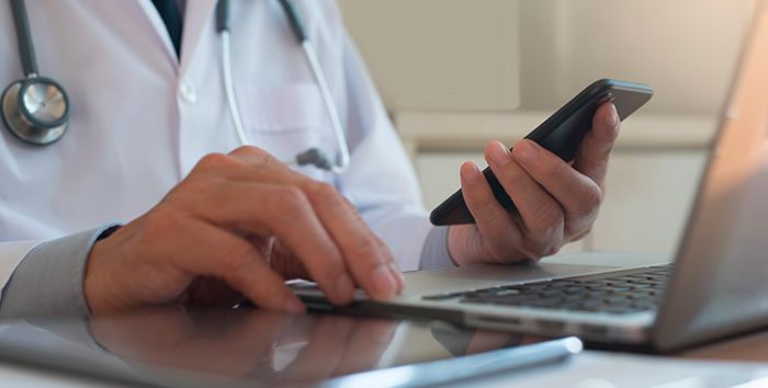 Itajaí - Golpista se passa por médico para enganar família de pacientes internados na UTI do hospital Marieta
