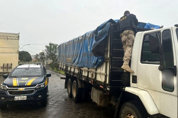 Na BR-470 – PRF apreende 155 mil maços de cigarros contrabandeados em Ilhota