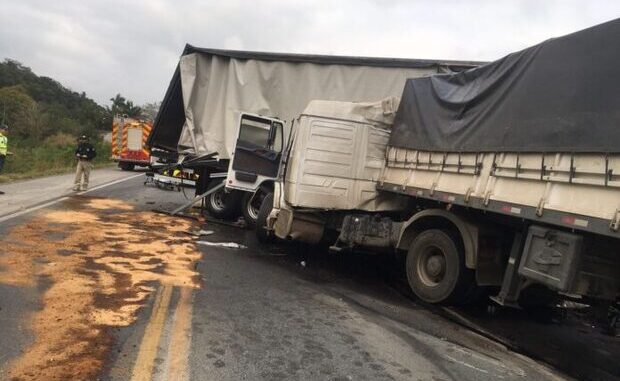 Colisão Traseira - Acidente por volta das 6h interdita a BR-101 e deixa o trânsito lento em Araquari