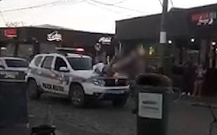 É o Amor... - Mulher bebinha sobe em carro da polícia pra demonstrar “amor” à PM
