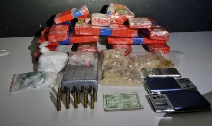 Nos Cordeiros – Polícia apreende 10 quilos de drogas na casa da namorada do sequestrador morto pela PM em Blumenau