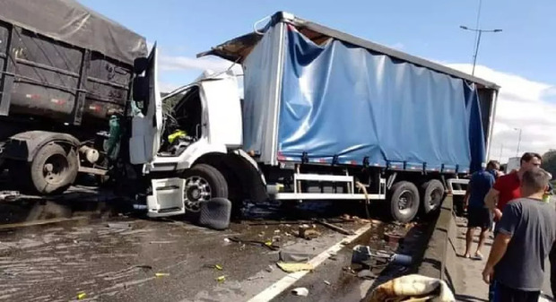 Joinville - Engavetamento entre caminhões e carreta causa lentidão na BR-101