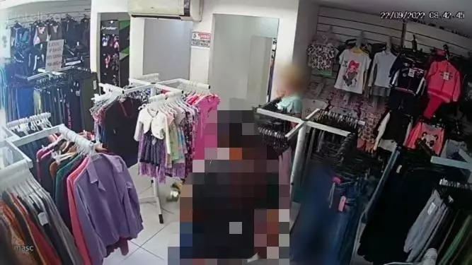 Só de Cueca – Ladrão furta roupas de loja e quase fica pelado no Centro de Itajaí